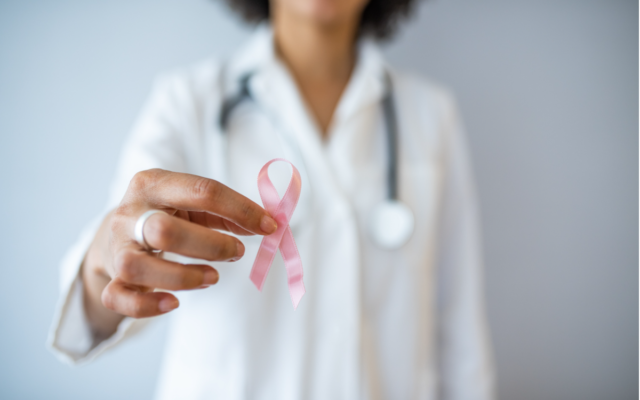 Illustration : Une doctoresse brandissant un ruban rose pour sensibiliser au cancer du sein. (Crédit : dragana991 via iStock by Getty Images)
