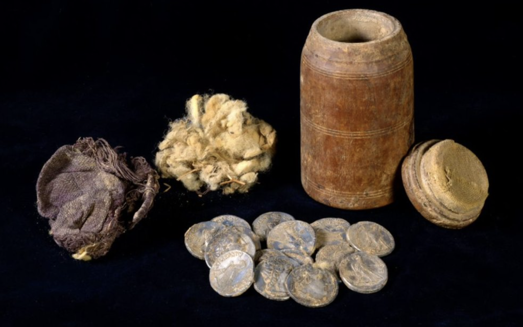 La boîte en bois de 2 200 ans et son contenu. (Crédit : Dafna Gazit/Autorité israélienne des Antiquités)