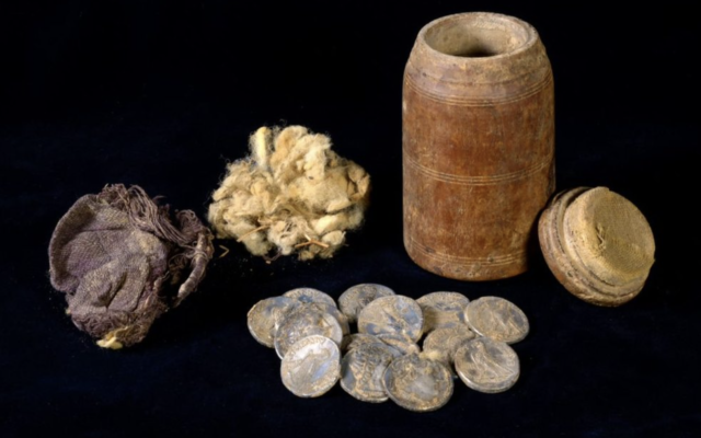 La boîte en bois de 2 200 ans et son contenu. (Crédit : Dafna Gazit/Autorité israélienne des Antiquités)