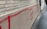 Illustration : Des croix gammées taguées sur les murs d'un supermarché Franprix, à Paris, le 19 décembre 2022. (Crédit : Twitter de Caroline Yadan)