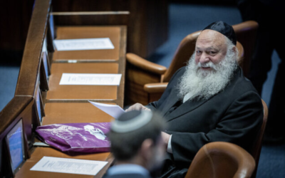 Illustration : Le leader du parti Yahadout HaTorah, le député er rabbin, Yitzchak Goldknopf, à la Knesset, à Jérusalem, le 13 décembre 2022. (Crédit : Yonatan Sindel/Flash90)