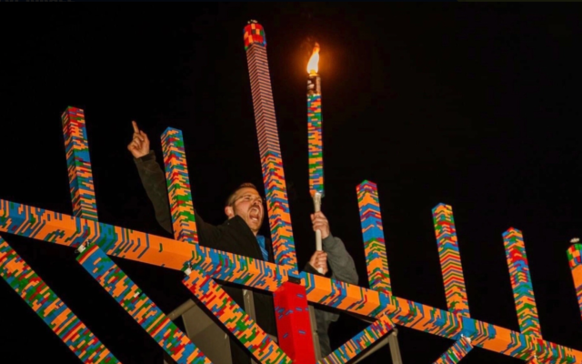 La congrégation de Denver de la NCSY, le groupe de jeunes de l'Union orthodoxe, dévoilant une menorah de Hanoukka construite à partir de LEGO, le 18 décembre 2022. (Crédit : Aish of the Rockies/JTA)