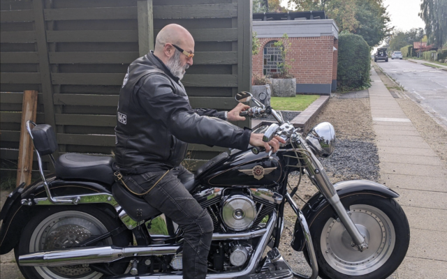  Le Dr. Dan Meyrowitsch de MuJu & Co. sortant sa moto pour la promenade hebdomadaire du samedi, le 15 octobre 2022, à Copenhague. (Crédit : Melanie Lidman)