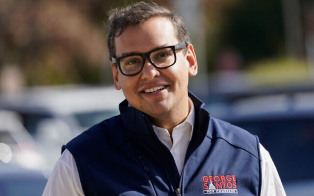 George Santos, alors candidat républicain au 3e district du Congrès de New York, faisant campagne devant un magasin Stop and Shop, à Glen Cove, à New York, le 5 novembre 2022. (Crédit : Mary Altaffer/AP)