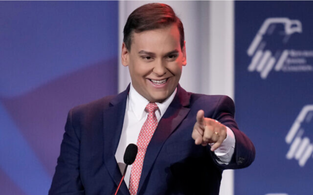 L'élu George Santos, un Républicain de New York, prenant la parole lors de la réunion annuelle de la Coalition juive républicaine, à Las Vegas, le 19 novembre 2022. (Crédit : AP Photo/John Locher)