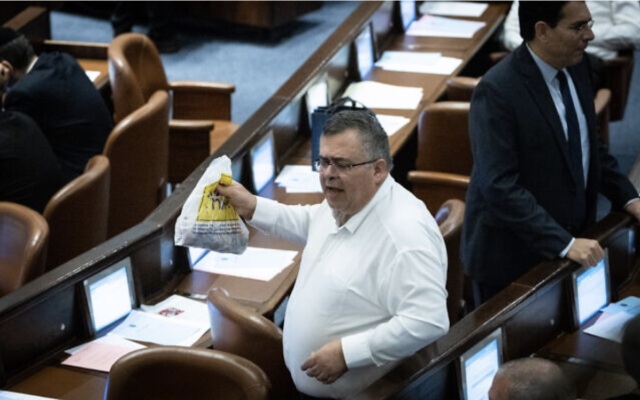 Le député du Likud, David Bitan, lors d'un vote en session plénière de la Knesset, à Jérusalem, le 20 décembre 2022. (Crédit : Yonatan Sindel/Flash90)
