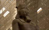 Une figure géante en pierre de Ramsès II au Grand Musée égyptien de Gizeh, près du Caire, en Égypte, le 4 août 2019. (Crédit : AP Photo/Maya Alleruzzo)