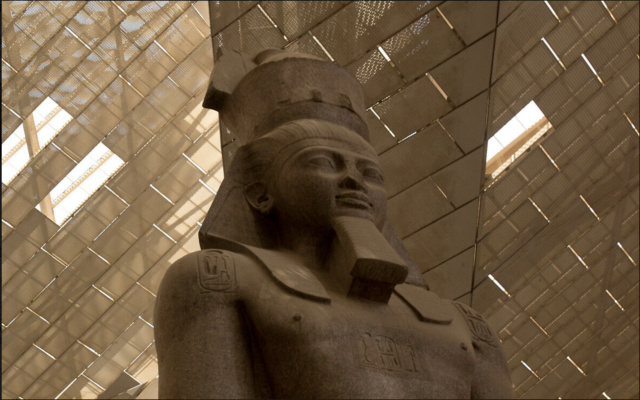 Une figure géante en pierre de Ramsès II au Grand Musée égyptien de Gizeh, près du Caire, en Égypte, le 4 août 2019. (Crédit : AP Photo/Maya Alleruzzo)