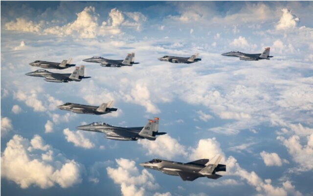 Des avions à réaction F-35i israéliens et F-15 américains lors d'un exercice au-dessus d'Israël, le 29 novembre 2022. (Crédit : Armée israélienne)