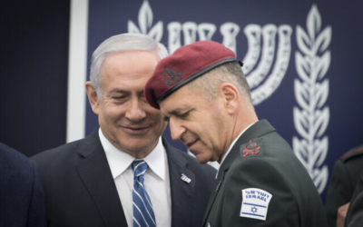Illustration : Le Premier ministre de l'époque, Benjamin Netanyahu, et le chef d'état-major de Tsahal, Aviv Kohavi, lors d'un événement pour les soldats exceptionnels dans le cadre des célébrations du 71e jour de l'Indépendance d'Israël, à la résidence présidentielle, à Jérusalem, le 9 mai 2019. (Crédit : Noam Revkin Fenton/Flash90/Dossier)