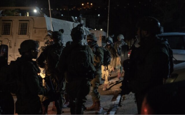 Les troupes israéliennes opérant en Cisjordanie, à l'aube du 27 décembre 2022. (Crédit : Armée israélienne)