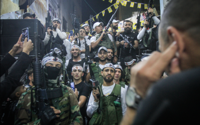 Des tireurs palestiniens de la Brigade des martyrs d'Al Aqsa portant leurs armes lors d'une parade militaire dans le camp de réfugiés de Balata, à l'est de la ville de Naplouse, en Cisjordanie, le 21 septembre 2022. (Crédit : Nasser Ishtayeh/Flash90)