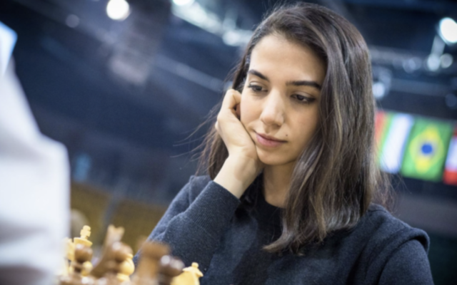 La joueuse d'échecs iranienne Sara Khadem participant sans hijab à un tournoi d'échecs à Almaty, au Kazakhstan, le 26 décembre 2022. (Crédit : Lennart Ootes/FIDE)