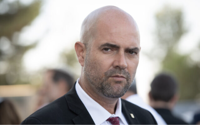 Amir Ohana, deputé du Likud, assistant à la cérémonie d'inauguration d'un nouveau quartier de l'implantation de Beit El, en Cisjordanie, le 12 juillet 2022 (Crédit : Sraya Diamant/Flash90)