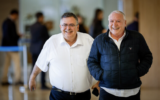 Les membres du Likud, Dudi Amsalem et David Bitan, arrivant à une réunion du Likud à la Knesset, à Jérusalem, le 28 décembre 2022. (Crédit : Olivier Fitoussi/Flash90)