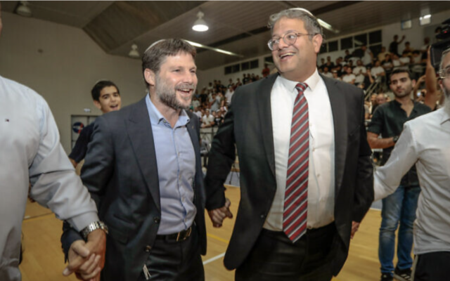 Illustration : Le leader d'Otzma Yehudit, Itamar Ben Gvir, à droite, et le chef du parti HaTzionout HaDatit, Bezalel Smotrich, lors d'un événement de campagne à Sderot, dans le sud du pays, le 26 octobre 2022. (Crédit : Flash90)