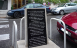 Plaque commémorative des déportés juifs des Alpes maritimes, devant l'hôtel Excelsior, à Nice, où ils étaient amenés avant de partir en train vers Auschwitz, via Drancy. (Crédit : Perline/Creative Commons 3.0)