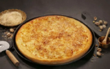 La nouvelle pizza au knafeh vendue en Israël. (Crédit : Pizza Hut Israël)