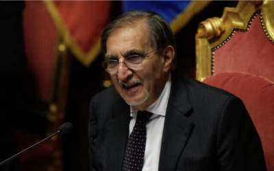 Le président du Sénat italien, Ignazio La Russa, s'entretenant avec des sénateurs avant un vote de confiance sur le nouveau gouvernement, à Rome, le 26 octobre 2022. (Crédit : AP Photo/Andrew Medichini)