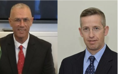 Le directeur général du cabinet du Premier ministre, Yossi Shelley (g), et le secrétaire du cabinet, Yossi Fuchs. (Crédit: Twitter)