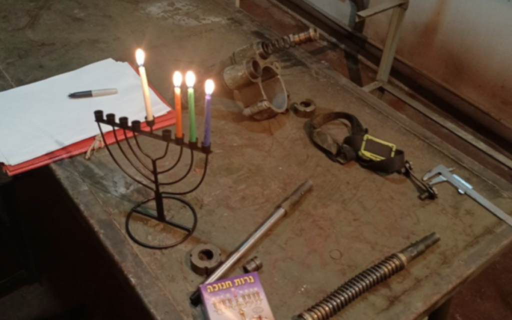 Une hanoukkiya envoyée en Ukraine par Midreshet Schecter, une organisation massorti, après avoir été allumée par un soldat ukrainien juif servant près de Bakhmout, le 20 décembre 2022. (Crédit : Midreshet Schecter)