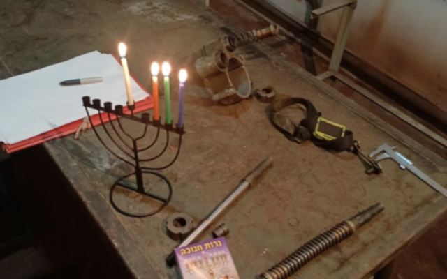 Une hanoukkiya envoyée en Ukraine par Midreshet Schecter, une organisation massorti, après avoir été allumée par un soldat ukrainien juif servant près de Bakhmout, le 20 décembre 2022. (Crédit : Midreshet Schecter)
