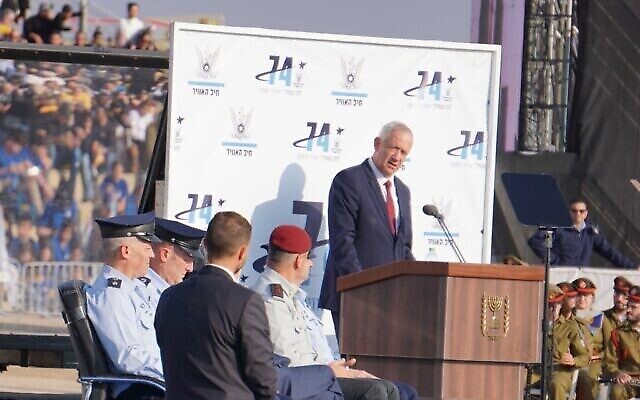 Le ministre de la Défense Benny Gantz prend la parole lors de la cérémonie de fin d’études des pilotes sur la base aérienne de Hatzerim, le 28 décembre 2022 (Crédit : Emanuel Fabian/Times of Israel) Le ministre de la Défense Benny Gantz prend la parole lors de la cérémonie de fin d’études des pilotes sur la base aérienne de Hatzerim, le 28 décembre 2022 (Crédit : Emanuel Fabian/Times of Israel)