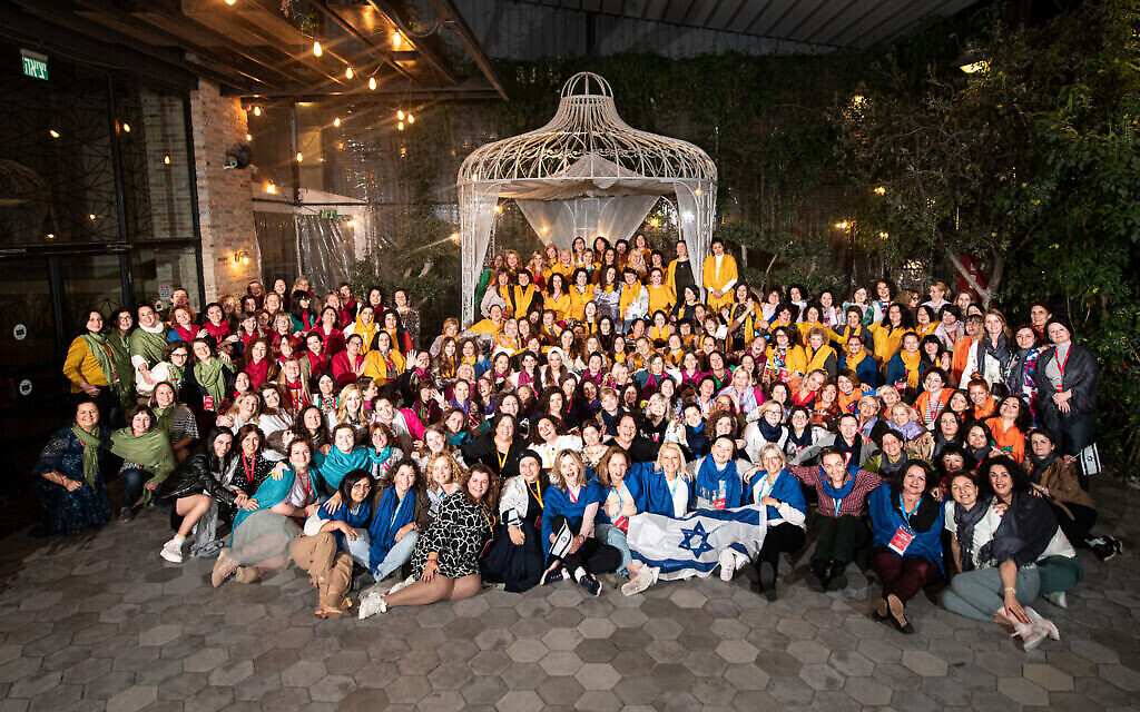 Des femmes venues de Russie, Ukraine, Estonie, Lettonie et Allemagne visitent Israël dans le cadre du programme Momentum et posent pour une photo de groupe en décembre 2022. (Crédit : Aviram Valdman/Momentum)