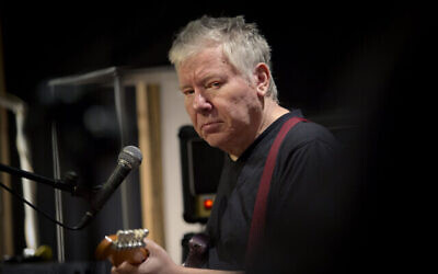 Le guitariste Yitzhak Klepter, du groupe de rock israélien Kaveret, le 2 mai 2013. (Crédit : Moshe Shai/Flash90)