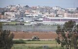 Une jeep militaire patrouille sur la frontière entre Israël et Gaza, le 25 mars 2019. (Crédit : Hadas Parush/Flash90
