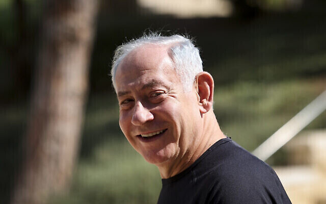 Le président du Likud Benjamin Netanyahu, lors d’une promenade matinale, le 2 novembre 2022, le lendemain des élections à la Knesset. (Crédit : Yonatan Sindel/Flash90) Le président du Likud Benjamin Netanyahu, lors d’une promenade matinale, le 2 novembre 2022, le lendemain des élections à la Knesset. (Crédit : Yonatan Sindel/Flash90)