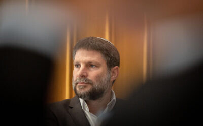 Le chef du parti d'extrême-droite,  Bezalel Smotrich, lors d'un débat à la Knesset diffusé à la télévision israélienne, le 21 novembre 2022. (Crédit :  Yonatan Sindel/Flash90)