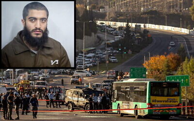 Photo montage : Police et personnel de sécurité sur les lieux d'un attentat terroriste à Jérusalem, le 23 novembre 2022 (Olivier Fitoussil/Flash90) ; Eslam Froukh, le terroriste présumé qui a commis l'attaque meurtrière, lors d'une audience devant le tribunal de première instance de Jérusalem, le 27 décembre 2022. (Yonatan Sindel/Flash90)