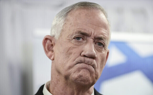Le ministre de la Défense Benny Gantz lors d'une conférence de presse à Ramat Gan, le 29 novembre 2022. (Crédit : Tomer Neuberg/Flash90)