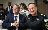 Le chef d’Otzma Yehudit Itamar Ben Gvir (à gauche) et le chef de la police Kobi Shabtai lors de la Bat Mitzah de la fille de Ben Gvir, dans l'implantation de Kiryat Arba en Cisjordanie, le 8 décembre 2022. (Crédit : Arie Leib Abrams/Flash90)