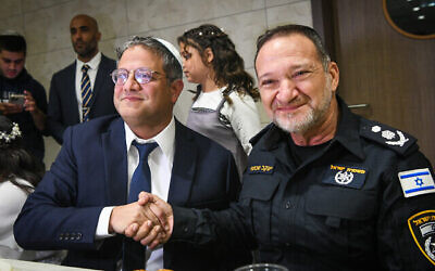 Le chef d’Otzma Yehudit Itamar Ben Gvir (à gauche) et le chef de la police Kobi Shabtai lors de la Bat Mitzah de la fille de Ben Gvir, dans l'implantation de Kiryat Arba en Cisjordanie, le 8 décembre 2022. (Crédit : Arie Leib Abrams/Flash90)