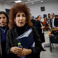 Yifat Ben-Hai Segev, ex-cheffe du Conseil de la radiodiffusion par câble et satellite, après une audience du procès contre l’ancien Premier ministre Benjamin Netanyahu, au tribunal de district de Jérusalem, le 13 décembre 2022. (Crédit : Olivier Fitoussi/Flash90)