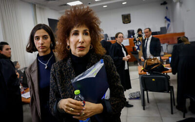 Yifat Ben-Hai Segev, ex-cheffe du Conseil de la radiodiffusion par câble et satellite, après une audience du procès contre l’ancien Premier ministre Benjamin Netanyahu, au tribunal de district de Jérusalem, le 13 décembre 2022. (Crédit : Olivier Fitoussi/Flash90)