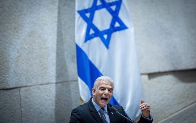 Le Premier ministre sortant Yair Lapid s'exprime devant la Knesset, le parlement israélien de Jérusalem, le 13 décembre 2022. (Crédit : Yonatan Sindel/Flash90) Le Premier ministre sortant Yair Lapid s'exprime devant la Knesset, le parlement israélien de Jérusalem, le 13 décembre 2022. (Crédit : Yonatan Sindel/Flash90)