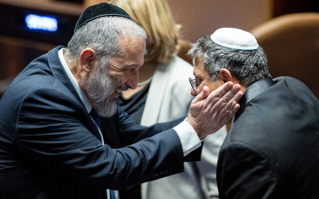 Le leader du Shas Aryeh Deri (à gauche) et le chef d'Otzma Yehudit Itamar Ben Gvir pendant une séance plénière à la Knesset, le 13 décembre 2022. (Crédit : Yonatan Sindel/Flash90)