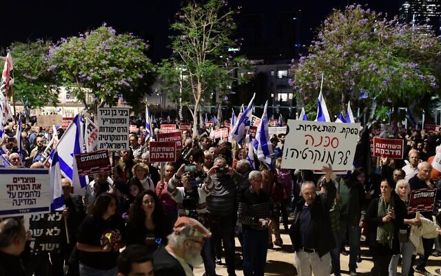 Des manifestants israéliens s'insurgent contre la future probable coalition de gouvernement lors d'une manifestation organisée par l'ONG Mouvement pour un gouvernement de qualité, le 17 décembre 2022. (Crédit : Tomer Neuberg/Flash9) Des manifestants israéliens s'insurgent contre la future probable coalition de gouvernement lors d'une manifestation organisée par l'ONG Mouvement pour un gouvernement de qualité, le 17 décembre 2022. (Crédit : Tomer Neuberg/Flash9)