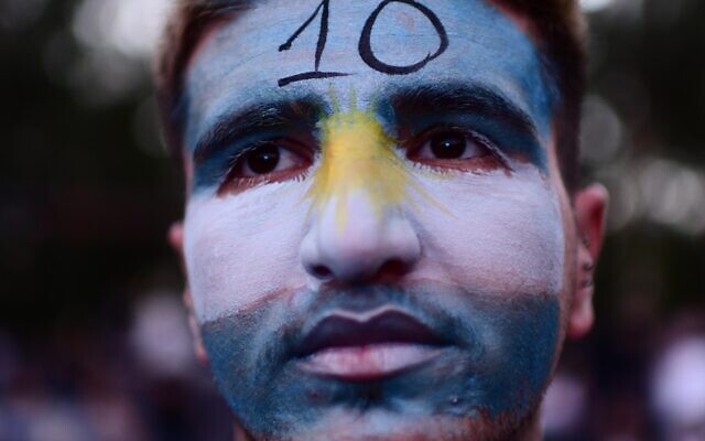 Fans watch the Qatar 2022 World Cup final match between Argentina and France in Ramat Gan, on December 18, 2022. Photo by Tomer Neuberg/Flash90 *** Local Caption *** 
כדורגל
משחקים
גביע
עולמי
גבר
ארגנטינה
צרפת