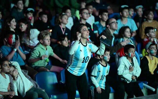 Des supporters israéliens à Ramat Gan regardent le match de la finale de la Coupe du monde 2022 entre l'Argentine et la France au Qatar, le 18 décembre 2022. (Crédit : Tomer Neuberg/Flash90)