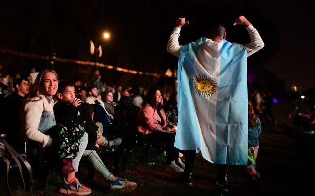 Des supporters israéliens à Ramat Gan regardent le match de la finale de la Coupe du monde 2022 entre l'Argentine et la France au Qatar, le 18 décembre 2022. (Crédit : Tomer Neuberg/Flash90)