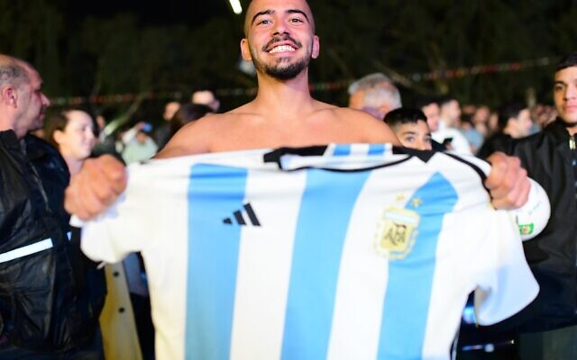 Des supporters israéliens à Ramat Gan regardent le match de la finale de la Coupe du monde 2022 entre l'Argentine et la France au Qatar, le 18 décembre 2022. (Crédit : Tomer Neuberg/Flash90)