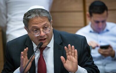 Le chef du parti d'extrême-droite Otzma Yehudit Itamar Ben Gvir lors d'une réunion d'une commission spéciale de la Knesset pour débattre des changements apportés dans les régulations de la police, des changements qu'il a lui-même soumis, le 18 décembre 2022. (Crédit : Yonatan Sindel/Flash90)