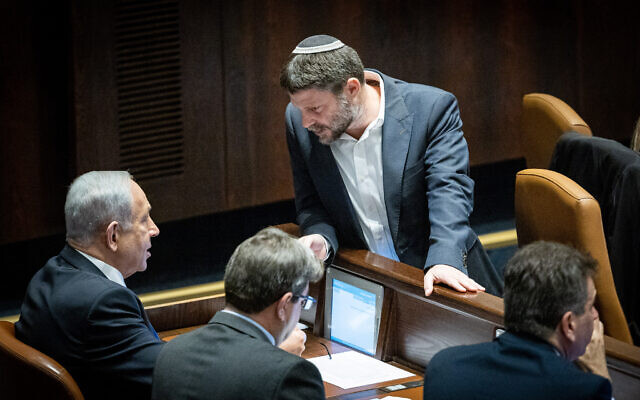 Le chef du parti HaTzionout HaDatit, le député Bezalel Smotrich, à droite, s’entretenant avec le leader du Likud, Benjamin Netanyahu, lors d'un vote à la Knesset, le 20 décembre 2022. (Crédit : Yonatan Sindel/Flash90)