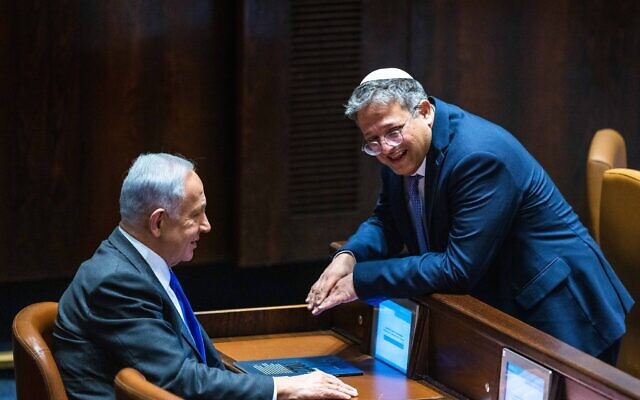 Le chef du Likud, le député Benjamin Netanyahu, et le chef du parti Otzma Yehudit, Itamar Ben Gvir, lors d'un vote dans la salle de réunion de la Knesset, le 28 décembre 2022. (Crédit : Olivier Fitoussi/Flash90) Le chef du Likud, le député Benjamin Netanyahu, et le chef du parti Otzma Yehudit, Itamar Ben Gvir, lors d'un vote dans la salle de réunion de la Knesset, le 28 décembre 2022. (Crédit : Olivier Fitoussi/Flash90)