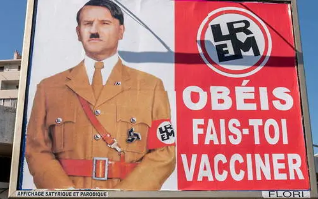 Emmanuel Macron, représenté sous les traits d'Adolf Hitler, petite moustache et uniforme nazi, avec ce slogan: "Obéis, fais-toi vacciner", pendant la pandémie de coronavirus, par l'afficheur toulonnais Michel-Ange Flori en juillet 2022. (Crédit : Twitter) Emmanuel Macron, représenté sous les traits d'Adolf Hitler, petite moustache et uniforme nazi, avec ce slogan: "Obéis, fais-toi vacciner", pendant la pandémie de coronavirus, par l'afficheur toulonnais Michel-Ange Flori en juillet 2022. (Crédit : Twitter)