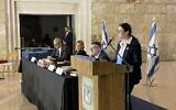 La présidente de la Cour Suprême Esther Hayut, à droite, et le ministre de la Justice Gideon Saar, deuxième à droite, lors d'une cérémonie le 6 décembre 2022. (Crédit : Autorité judiciaire israélienne)
